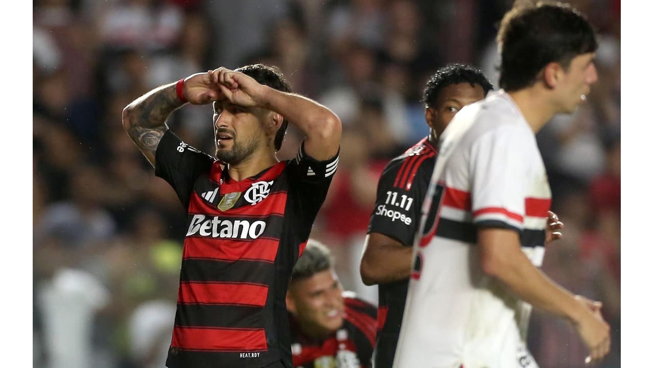 5 ideias de títulos:
1. Análise Completa: Flamengo 1 x 1 Corinthians - Destaques e Polêmicas
2. Sequência Invicta do Flamengo: Como o time se mantém na ponta?
3. Lesão de Memphis Depay: Impacto no Corinthians e no Brasileirão
4. A Arbitragem no Clássico: Análise das decisões controversas
5. Próximos Passos do Mengão: Foco no Red Bull Bragantino e Libertadores