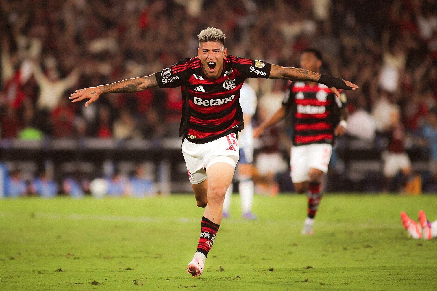 5 ideias de títulos:
1. Análise Completa: Flamengo 1 x 1 Corinthians - Destaques e Polêmicas
2. Sequência Invicta do Flamengo: Como o time se mantém na ponta?
3. Lesão de Memphis Depay: Impacto no Corinthians e no Brasileirão
4. A Arbitragem no Clássico: Análise das decisões controversas
5. Próximos Passos do Mengão: Foco no Red Bull Bragantino e Libertadores