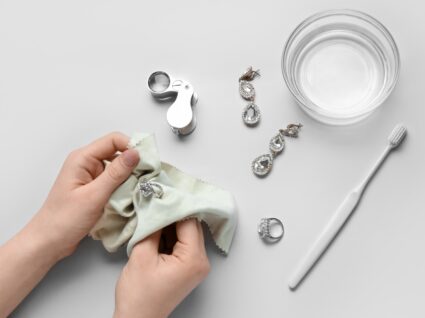 Produtos específicos para limpar prata: Vale a pena?