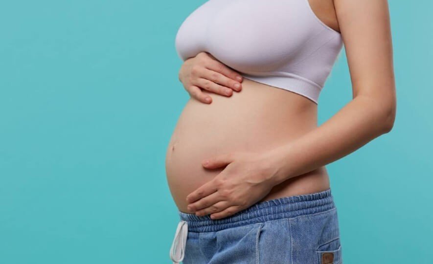 tem saber se está grávida apertando a barriga