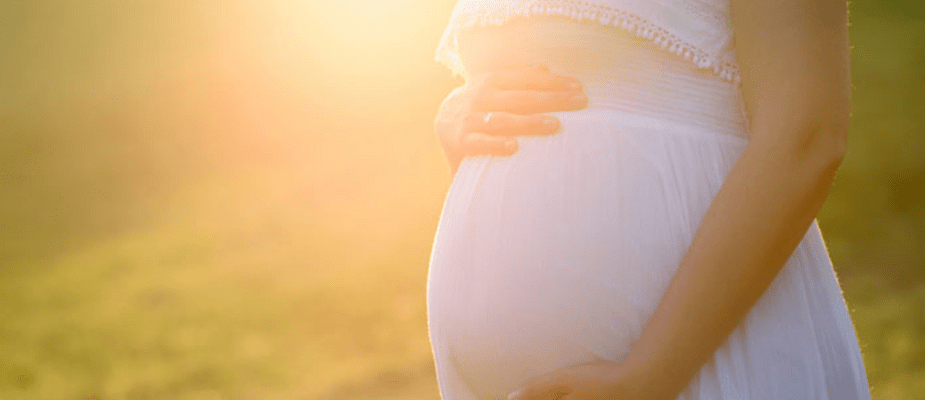 tem saber se está grávida apertando a barriga