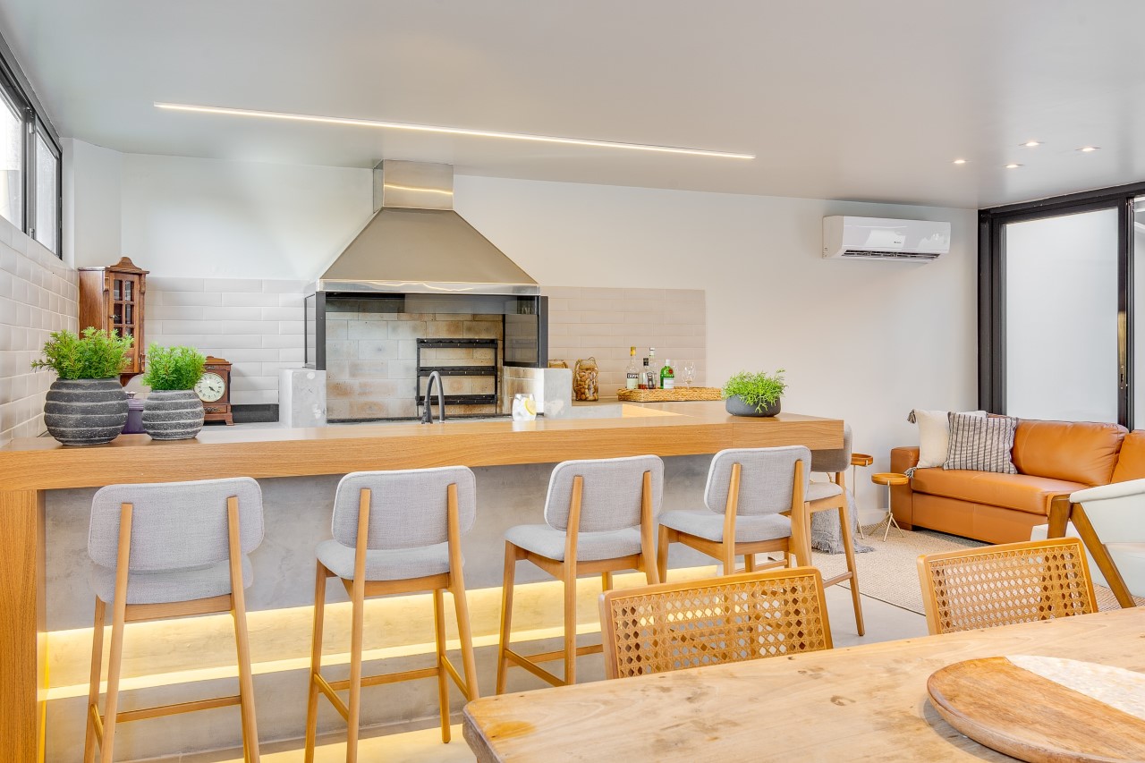 5 ideias de títulos:
1. Desvendando o Verbo Usar: Significados e Exemplos Práticos
2. Usar vs. Utilizar: Entenda a Nuance e Evite Erros Comuns
3. Guia Completo da Conjugação do Verbo Usar no Presente do Indicativo
4. Dicas Essenciais de Gramática: Crase e Regência com o Verbo Usar
5. Como Aplicar o Verbo Usar Corretamente em Diferentes Contextos